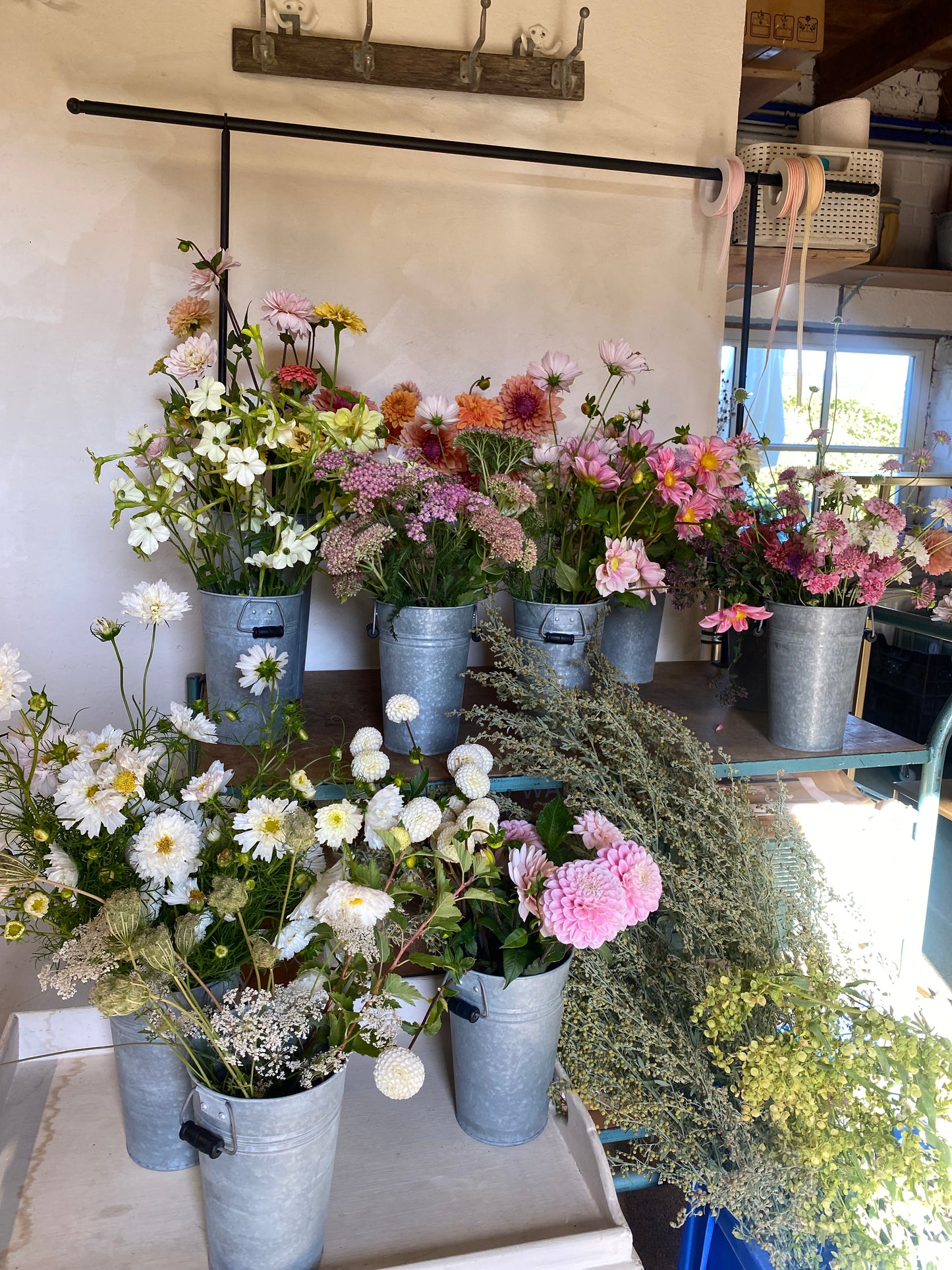 Atelier : Apprendre à composer des arrangements aériens et durables avec des fleurs directement du jardin de cueillette.