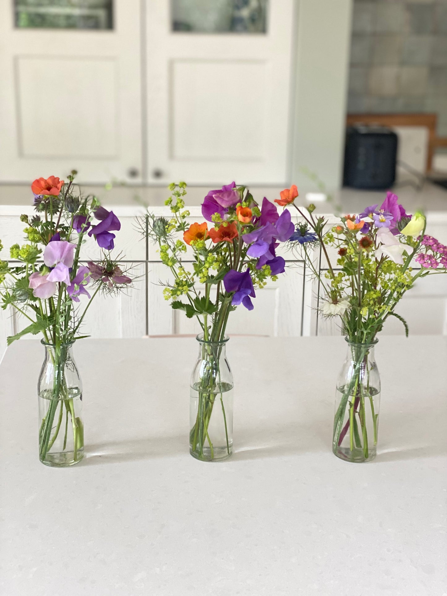 Petits vases de table remplis de fleurs fraîches