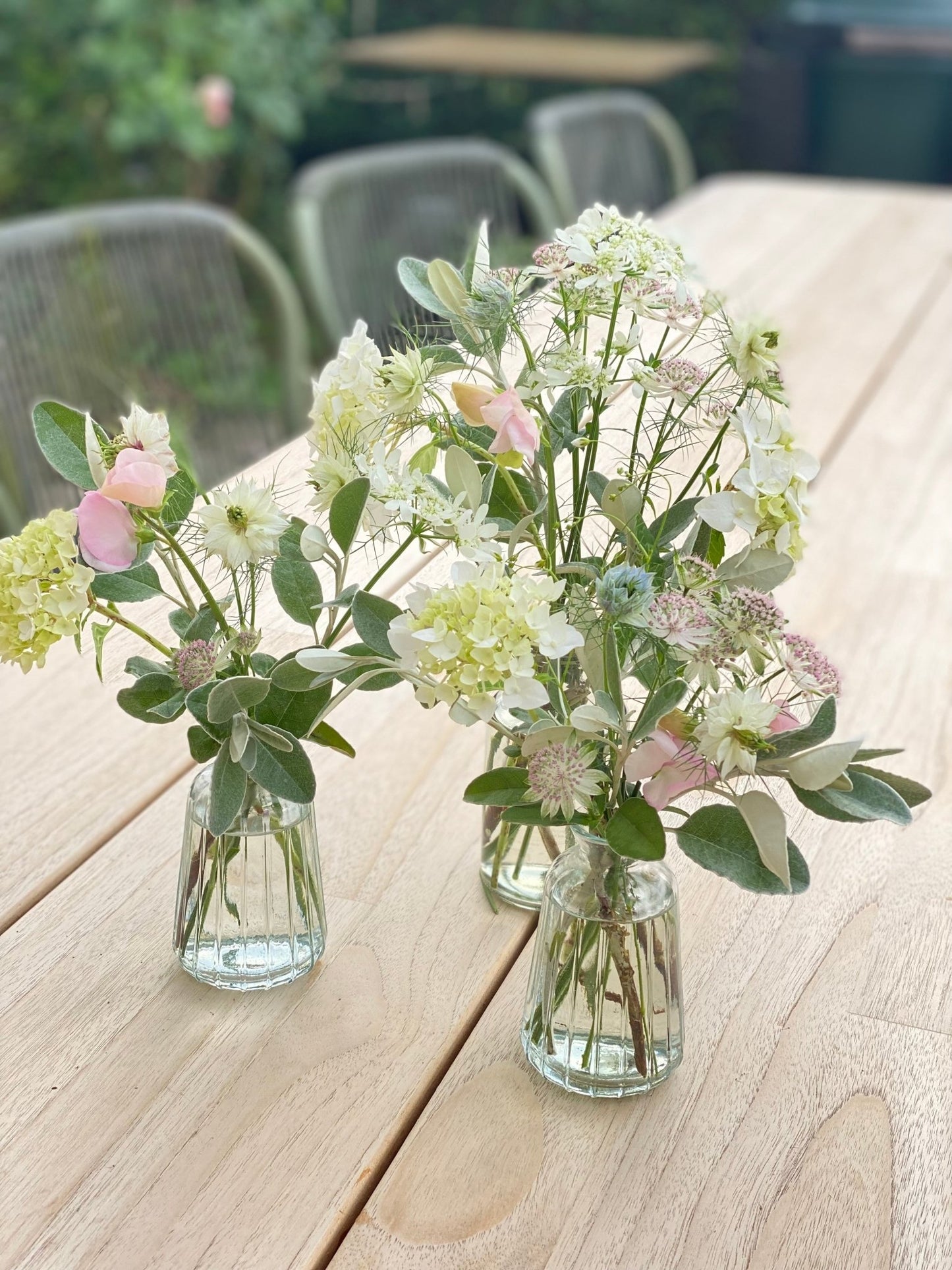 Gevulde kleine tafelvaasjes met verse bloemen - Tuinkabouter Chrisje