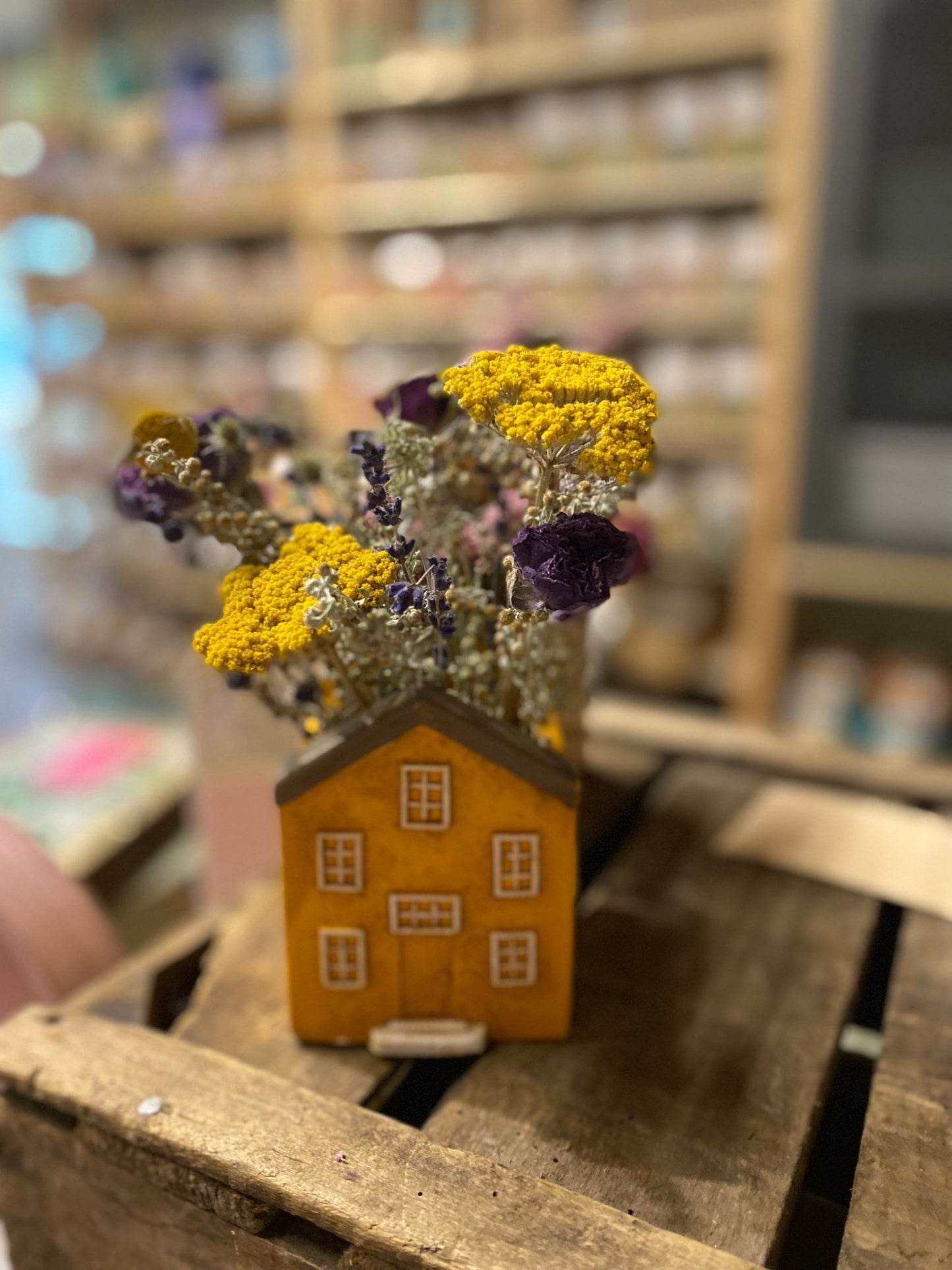Huisje keramiek met droogbloemen - Tuinkabouter Chrisje