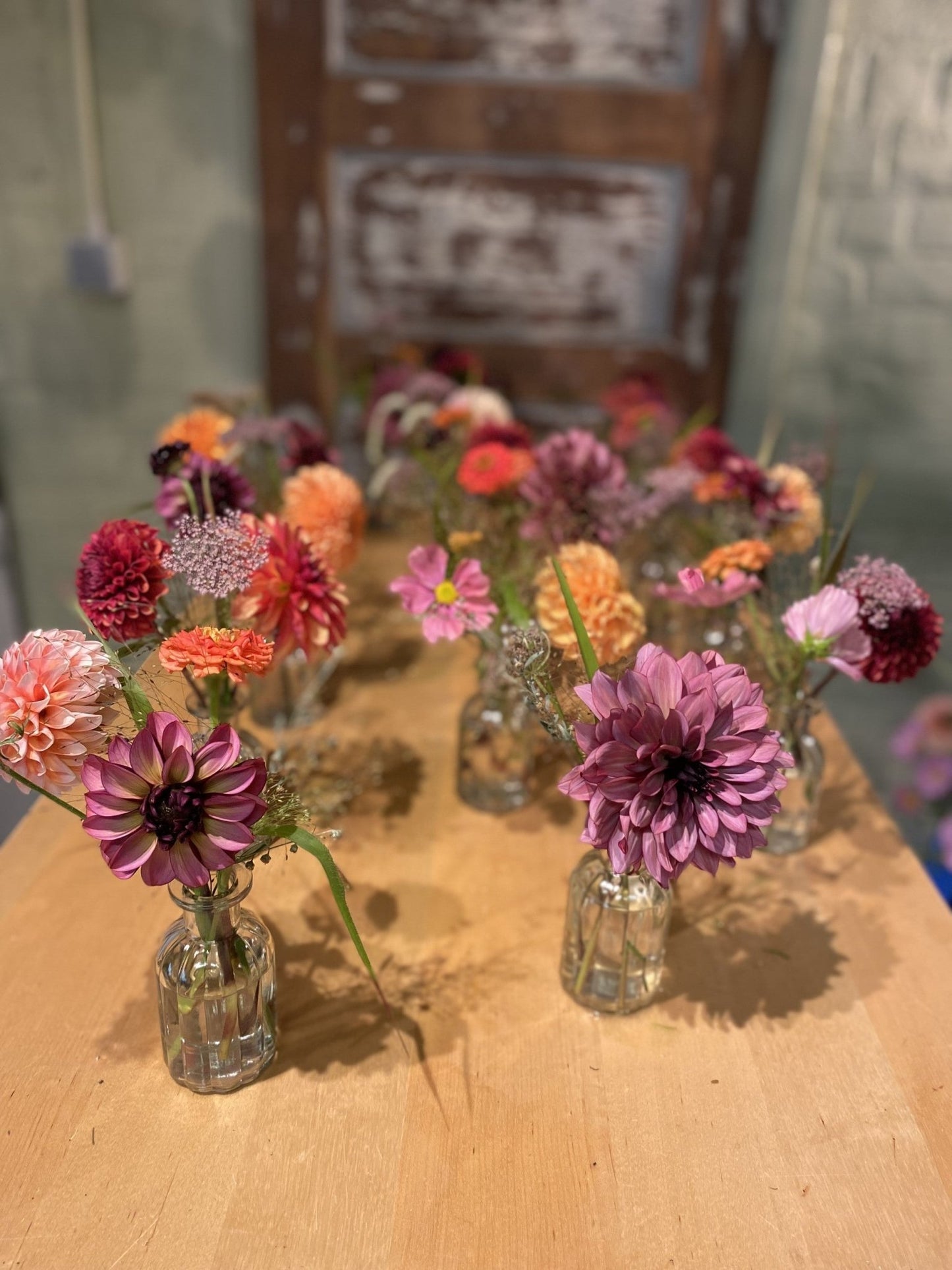 Tafelvaasje met verse bloemen - Tuinkabouter Chrisje